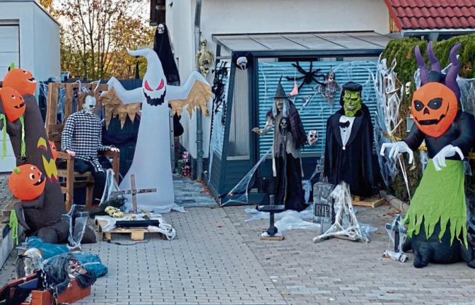 In Oberriexingen ging es am Wochenende ganz schön gruselig zu. Dieser Horde Halloween-Geister zog garantiert die Blicke auf sich.  Foto: Gergen