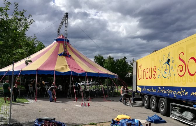 Manege frei: In Vaihingen beginnt das Sommerferienprogramm mit zahlreichen Angeboten. Unter anderem auch mit dem Zirkus Soluna, in dem die Kinder zu Artisten werden. Das Zelt, aufgebaut von Eltern und Mitarbeiterinnen und Mitarbeitern der Stadt, steht bei der Sporthalle am Alten Postweg beim MVV-Pavillon.  <span class='image-autor'>Foto: Arning</span>