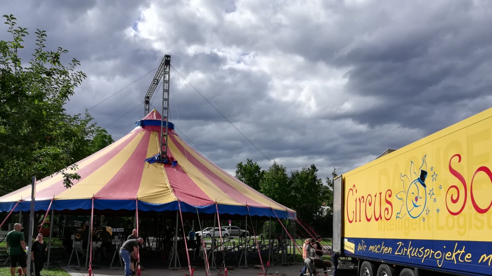Manege frei: In Vaihingen beginnt das Sommerferienprogramm mit zahlreichen Angeboten. Unter anderem auch mit dem Zirkus Soluna, in dem die Kinder zu Artisten werden. Das Zelt, aufgebaut von Eltern und Mitarbeiterinnen und Mitarbeitern der Stadt, steht bei der Sporthalle am Alten Postweg beim MVV-Pavillon. Foto: Arning Manege frei: In Vaihingen beginnt das Sommerferienprogramm mit zahlreichen Angeboten. Unter anderem auch mit dem Zirkus Soluna, in dem die Kinder zu Artisten werden. Das Zelt, aufgebaut von Eltern und Mitarbeiterinnen und Mitarbeitern der Stadt, steht bei der Sporthalle am Alten Postweg beim MVV-Pavillon. Foto: Arning