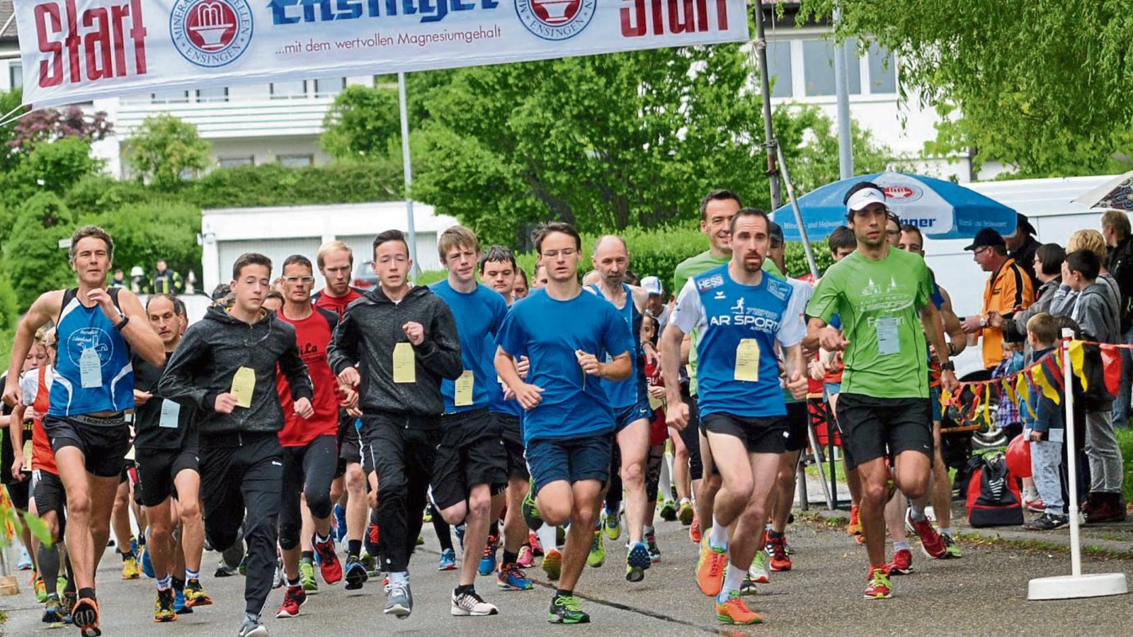 Start frei für den 29. Stromberg-Lauf – beim Start geht es auch in Schützingen eng zu. Fotos: Stahlfeld Start frei für den 29. Stromberg-Lauf – beim Start geht es auch in Schützingen eng zu. Fotos: Stahlfeld