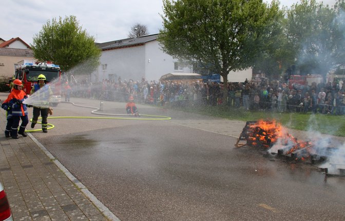 Die Übung der Jugendfeuerwehr beim Hochdorfer Jubiläumsfest. <span class='image-autor'>Foto: Bögel</span>
