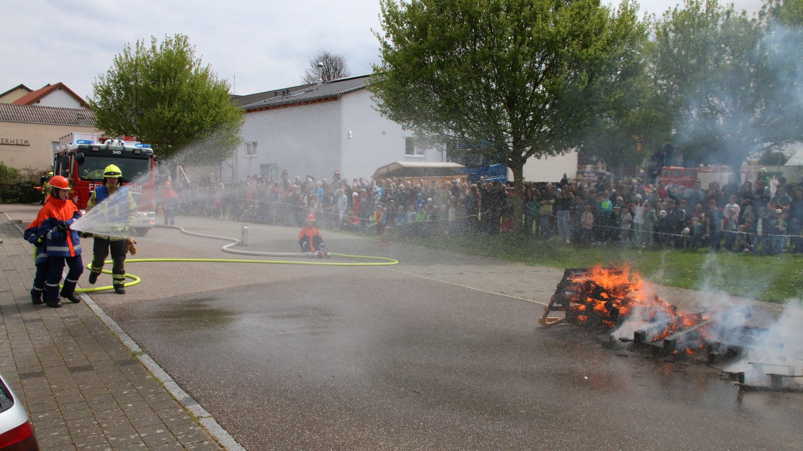 Die Übung der Jugendfeuerwehr beim Hochdorfer Jubiläumsfest. Foto: Bögel