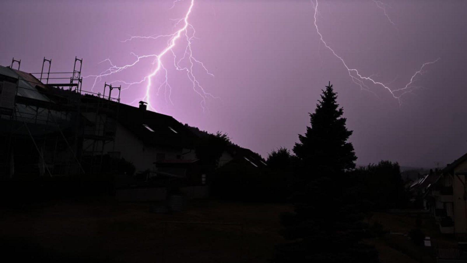 In Baden-Württemberg hat es in der Nacht auf Samstag wieder teilweise heftige Unwetter gegeben. (Symbolfoto)Silas Stein/dpa In Baden-Württemberg hat es in der Nacht auf Samstag wieder teilweise heftige Unwetter gegeben. (Symbolfoto)Silas Stein/dpa