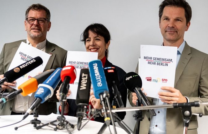 Werner Graf (l-r, Bündnis 90/Die Grünen), Co-Vorsitzender der Grünen Fraktion im Berliner Abgeordnetenhaus, Elif Eralp, Fraktionsvorsitzende der Partei Die Linke im Berliner Abgeordnetenhaus, und Steffen Krach (SPD), Berliner SPD-Fraktions- und Landesvorsitzender, präsentieren bei einer Pressekonferenz im Haus der Statistik die Sondierungsvereinbarung der Berliner Grünen, Linken und SPD.<span class='image-autor'>Fabian Sommer/dpa</span>