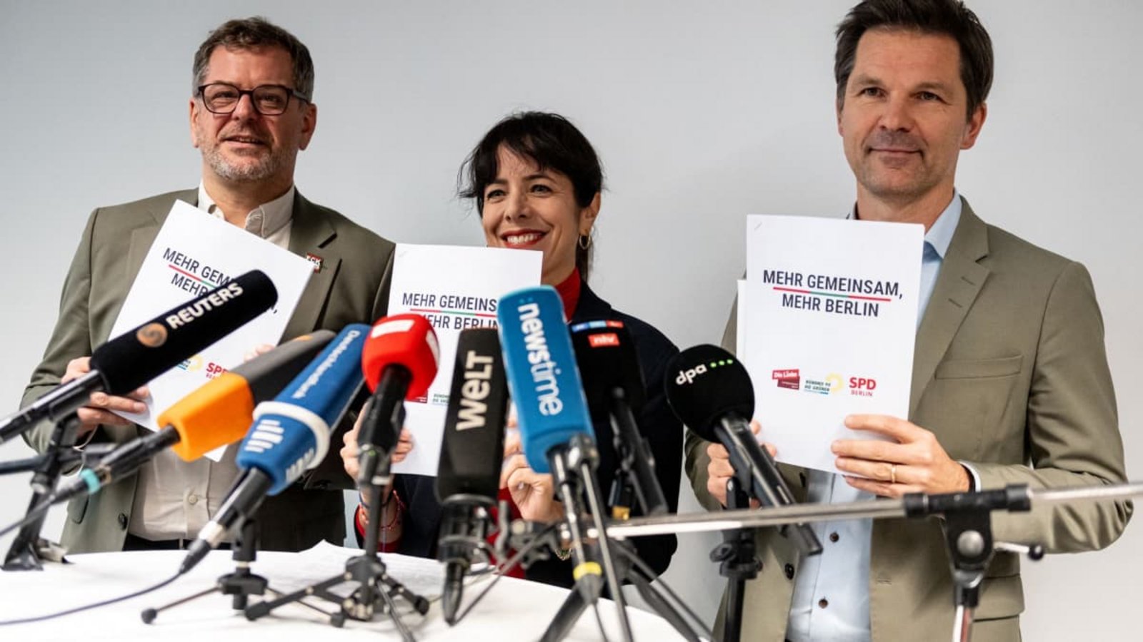 Werner Graf (l-r, Bündnis 90/Die Grünen), Co-Vorsitzender der Grünen Fraktion im Berliner Abgeordnetenhaus, Elif Eralp, Fraktionsvorsitzende der Partei Die Linke im Berliner Abgeordnetenhaus, und Steffen Krach (SPD), Berliner SPD-Fraktions- und Landesvorsitzender, präsentieren bei einer Pressekonferenz im Haus der Statistik die Sondierungsvereinbarung der Berliner Grünen, Linken und SPD.Fabian Sommer/dpa Werner Graf (l-r, Bündnis 90/Die Grünen), Co-Vorsitzender der Grünen Fraktion im Berliner Abgeordnetenhaus, Elif Eralp, Fraktionsvorsitzende der Partei Die Linke im Berliner Abgeordnetenhaus, und Steffen Krach (SPD), Berliner SPD-Fraktions- und Landesvorsitzender, präsentieren bei einer Pressekonferenz im Haus der Statistik die Sondierungsvereinbarung der Berliner Grünen, Linken und SPD.Fabian Sommer/dpa