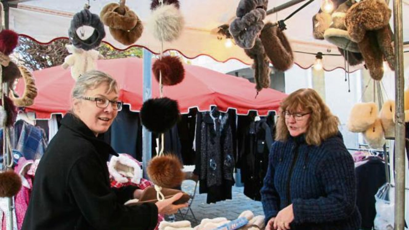 Gestern war Krämermarkt in Vaihingen. Ingeborg Pauli aus der Kernstadt schaut sich am Stand von Monika Braun warme Lammfellschuhe an. Foto: Thomaser Gestern war Krämermarkt in Vaihingen. Ingeborg Pauli aus der Kernstadt schaut sich am Stand von Monika Braun warme Lammfellschuhe an. Foto: Thomaser