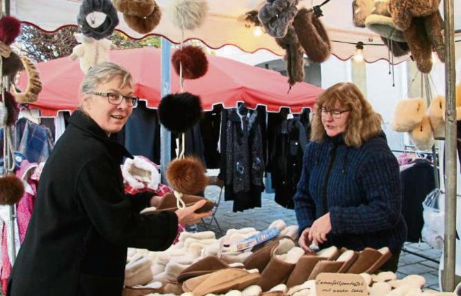 Gestern war Krämermarkt in Vaihingen. Ingeborg Pauli aus der Kernstadt schaut sich am Stand von Monika Braun warme Lammfellschuhe an.  Foto: Thomaser