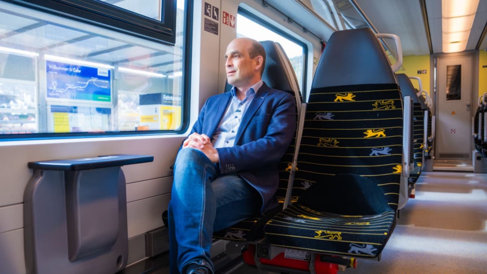 Draußen 36 Grad, drinnen angenehm kühl: Für Hermann-Hesse-Bahn-Chef Frank von Meißner ist der Zug ein optimaler Arbeitsplatz.Lightworkart/Manuel Kamuf Draußen 36 Grad, drinnen angenehm kühl: Für Hermann-Hesse-Bahn-Chef Frank von Meißner ist der Zug ein optimaler Arbeitsplatz.Lightworkart/Manuel Kamuf