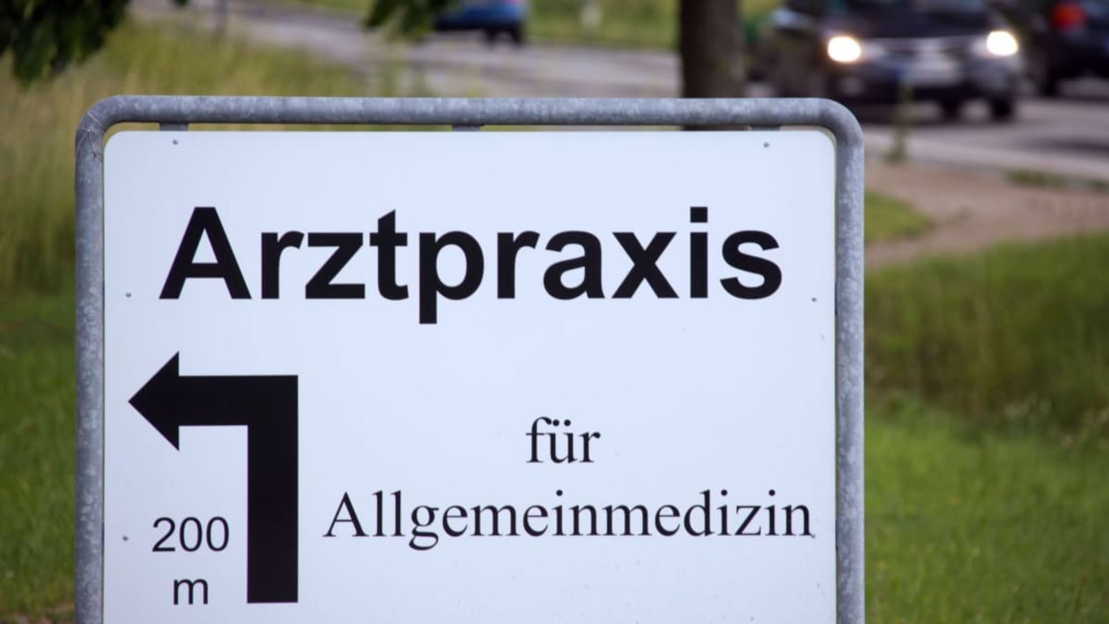 Patientinnen und Patienten sollen voraussichtlich künftig weit stärker als bisher zuerst zu ihrer Hausarztpraxis gehen müssen (Symbolfoto).Jens Büttner/dpa-Zentralbild/dpa Patientinnen und Patienten sollen voraussichtlich künftig weit stärker als bisher zuerst zu ihrer Hausarztpraxis gehen müssen (Symbolfoto).Jens Büttner/dpa-Zentralbild/dpa