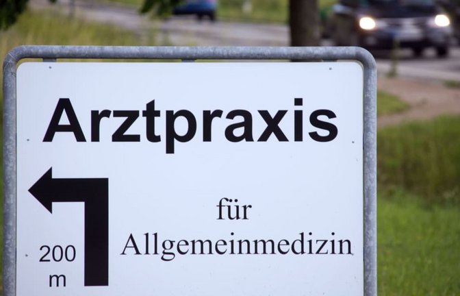 Patientinnen und Patienten sollen voraussichtlich künftig weit stärker als bisher zuerst zu ihrer Hausarztpraxis gehen müssen (Symbolfoto).<span class='image-autor'>Jens Büttner/dpa-Zentralbild/dpa</span>