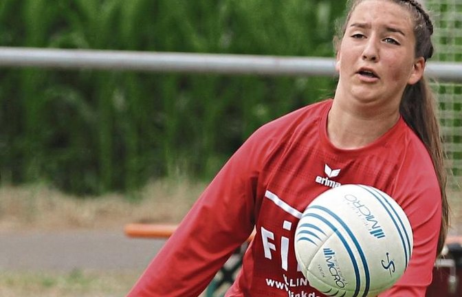 Lisa Knodel und die U-16-Faustballerinnen des TV Vaihingen haben bei der DM Heimvorteil, nachdem Ahlhorn als Ausrichter ausgefallen ist.  Foto: Nachreiner