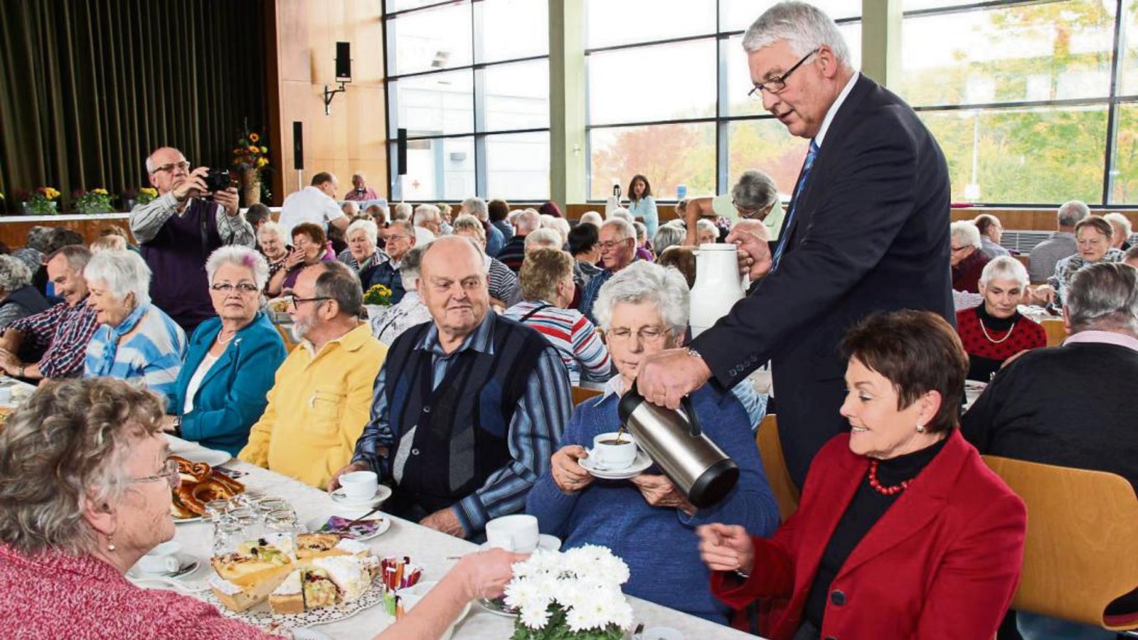 Hoch die Tassen: Peter Schäfer hat zum Seniorennachmittag geladen und serviert den Besuchern Kaffee. Fotos: Rostek Hoch die Tassen: Peter Schäfer hat zum Seniorennachmittag geladen und serviert den Besuchern Kaffee. Fotos: Rostek