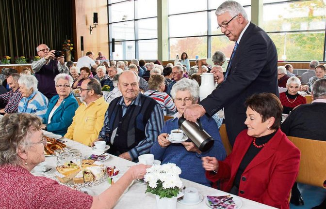 Hoch die Tassen: Peter Schäfer hat zum Seniorennachmittag geladen und serviert den Besuchern Kaffee. Fotos: Rostek