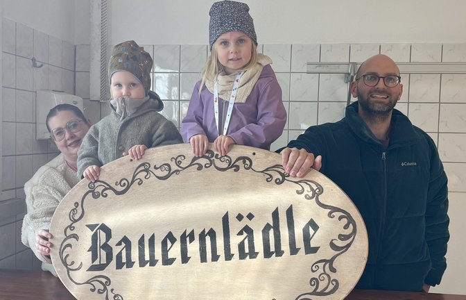 Vor der Eröffnung des Dorfladens im einstigen Bauernlädle: Selina und Valentin Stuber, hier mit ihren Kindern Lasse und Toni. <span class='image-autor'>Foto: Glemser</span>