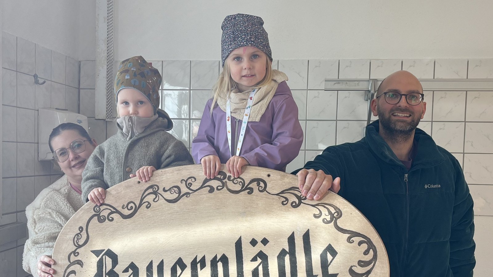 Vor der Eröffnung des Dorfladens im einstigen Bauernlädle: Selina und Valentin Stuber, hier mit ihren Kindern Lasse und Toni. Foto: Glemser