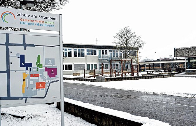 Ein Zaun soll die Schule und die Sporthalle in Illingen vor Vandalismus schützen. Foto: Stahlfeld