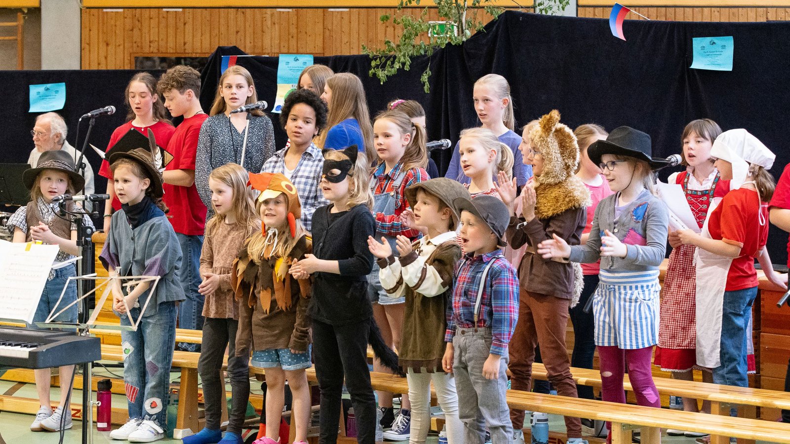 Der Singkreis und die Singkehlchen als Stadtmusikanten.