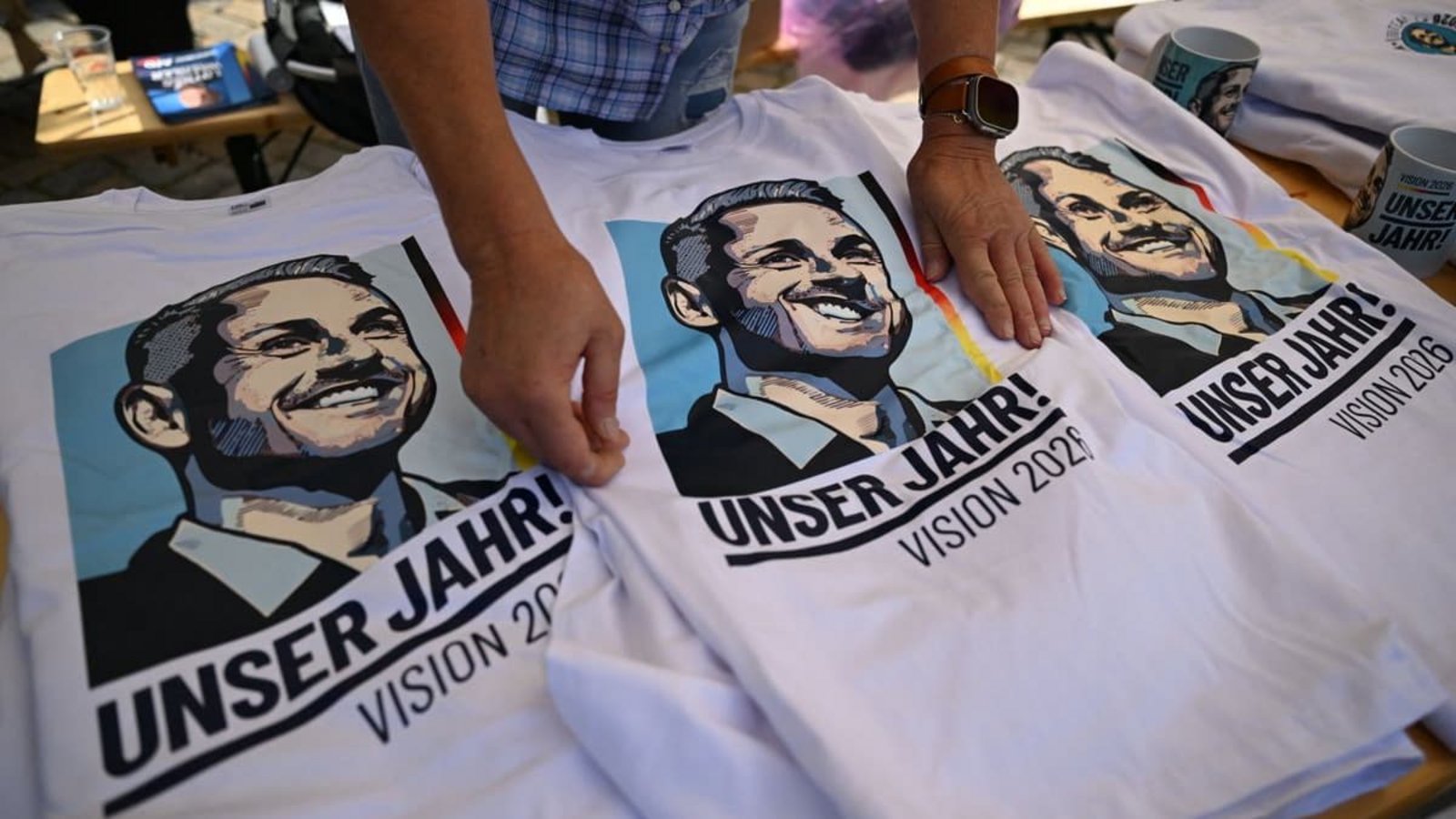 T-Shirts mit dem Portrait des AfD Spitzenkandidaten Ulrich Siegmund liegen an einem Wahlkampfstand der AfD auf dem Marktplatz in Zeitz. Die Sachsen-Anhalter wählen am 06. September einen neuen Landtag.Hendrik Schmidt/dpa T-Shirts mit dem Portrait des AfD Spitzenkandidaten Ulrich Siegmund liegen an einem Wahlkampfstand der AfD auf dem Marktplatz in Zeitz. Die Sachsen-Anhalter wählen am 06. September einen neuen Landtag.Hendrik Schmidt/dpa