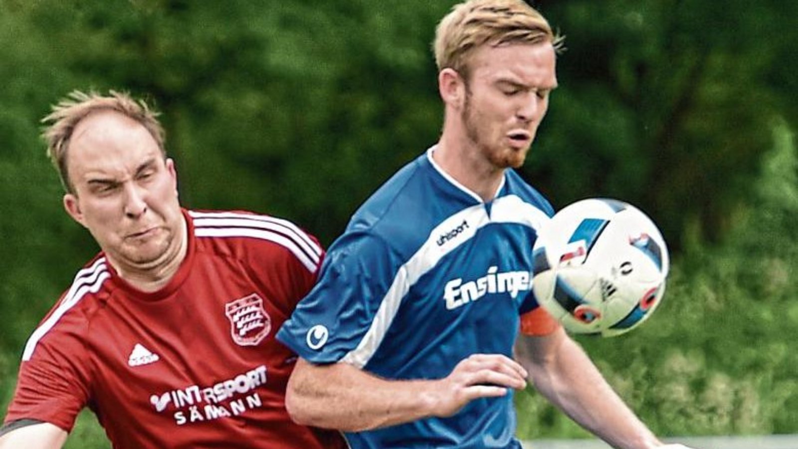 Gündelbachs Alexander Maier (rechts) kommt einen Schritt zu spät. Großglattbachs Andreas Geiger hat den Ball schon geklärt. Foto: Leitner Gündelbachs Alexander Maier (rechts) kommt einen Schritt zu spät. Großglattbachs Andreas Geiger hat den Ball schon geklärt. Foto: Leitner