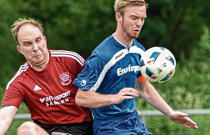 Gündelbachs Alexander Maier (rechts) kommt einen Schritt zu spät. Großglattbachs Andreas Geiger hat den Ball schon geklärt. Foto: Leitner