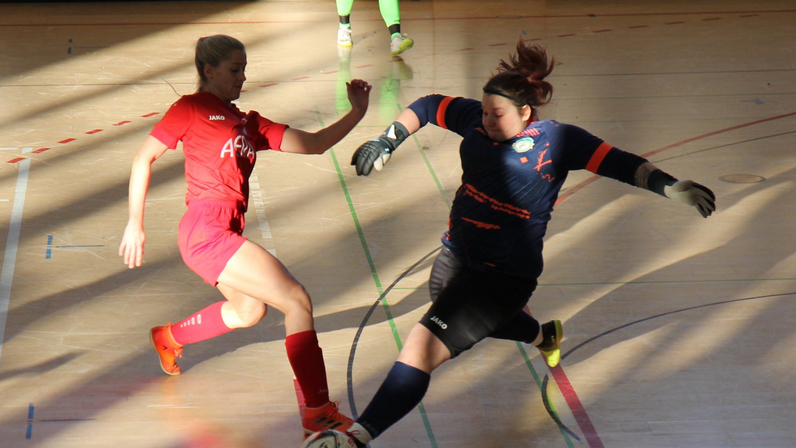 Lea Schmid (links) vom SV Horrheim scheitert in dieser Szene an der Torfrau des FC Biegelkicker Erdmannhausen. Foto: Dittrich