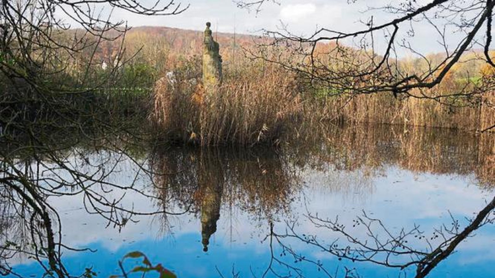 Stimmungsvolle Ochsenbacher Ansicht mit der Kibannele-Statue. Foto: Thalhäuser