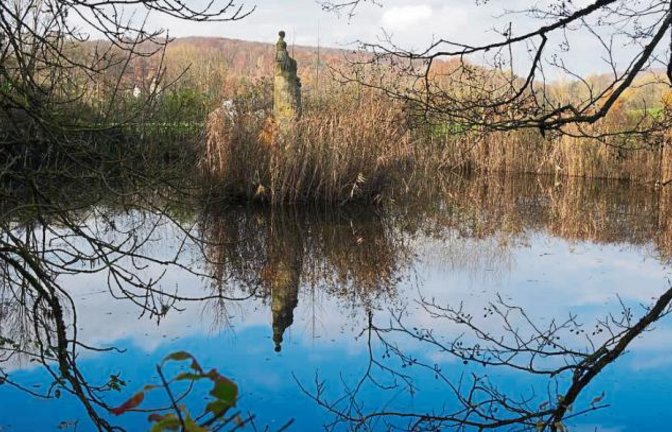 Stimmungsvolle Ochsenbacher Ansicht mit der Kibannele-Statue. Foto: Thalhäuser