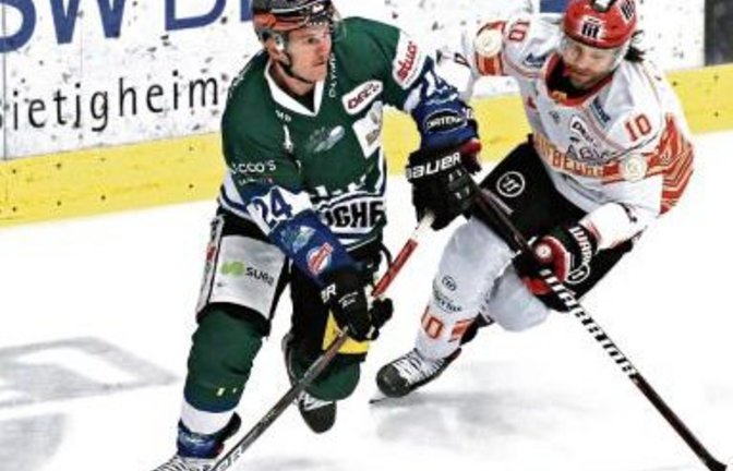 Max Renner (links) will mit den Bietigheim Steelers zurück in die Deutsche Eishockey Liga, in der er die vergangenen drei Jahre für die Straubing Tigers aktiv war.  Foto: Baumann