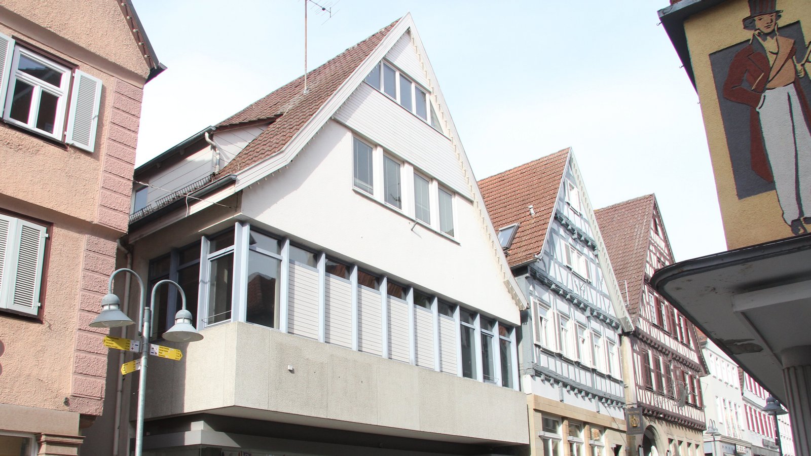 Im ehemaligen Haus Kern in der Fußgängerzone könnten Mitarbeitende der Stadt interimsweise unterkommen. Doch die Sanierungskosten sorgen im Rat für Ärger.  Foto: Banholzer