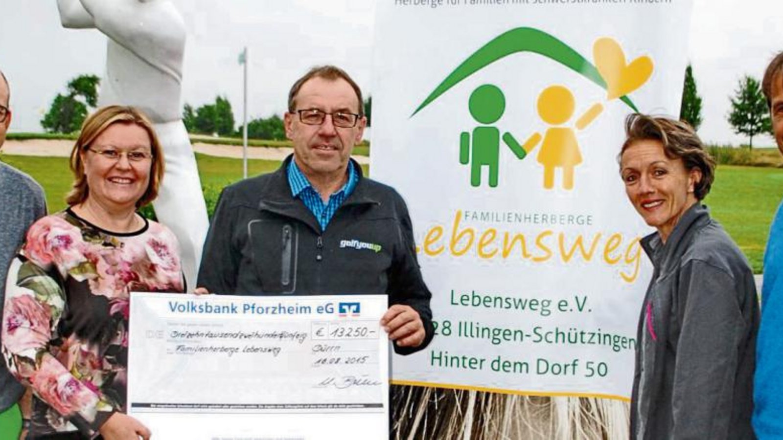 Rudi Maulick, Ute Briem, Armin Christian, Susanne Kiefner und Heinz Briem bei der symbolischen Spendenübergabe. Foto: p Rudi Maulick, Ute Briem, Armin Christian, Susanne Kiefner und Heinz Briem bei der symbolischen Spendenübergabe. Foto: p