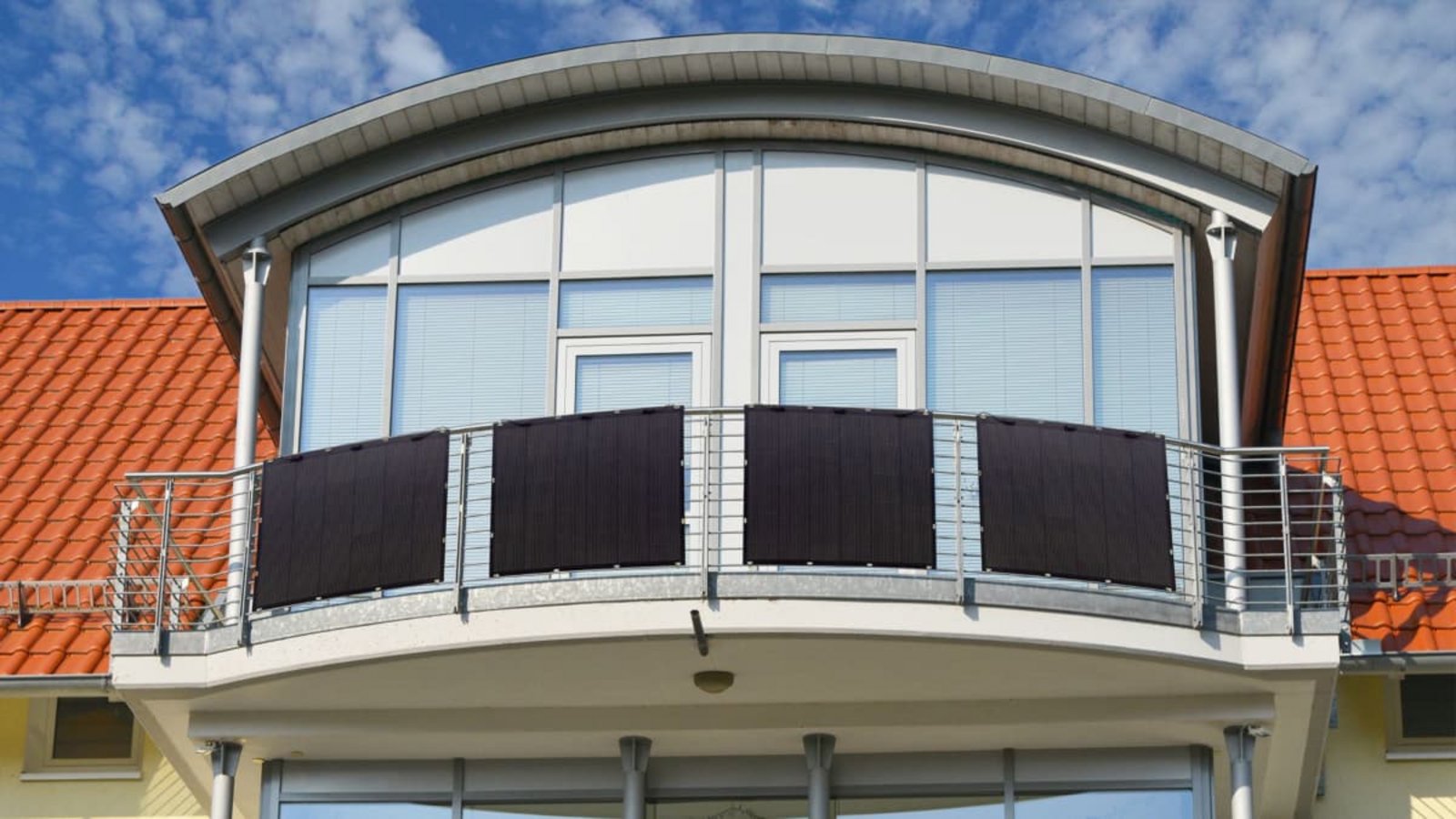 Für geschwungene Balkone braucht es flexible Solarmodule.kleines kraftwerk Für geschwungene Balkone braucht es flexible Solarmodule.kleines kraftwerk