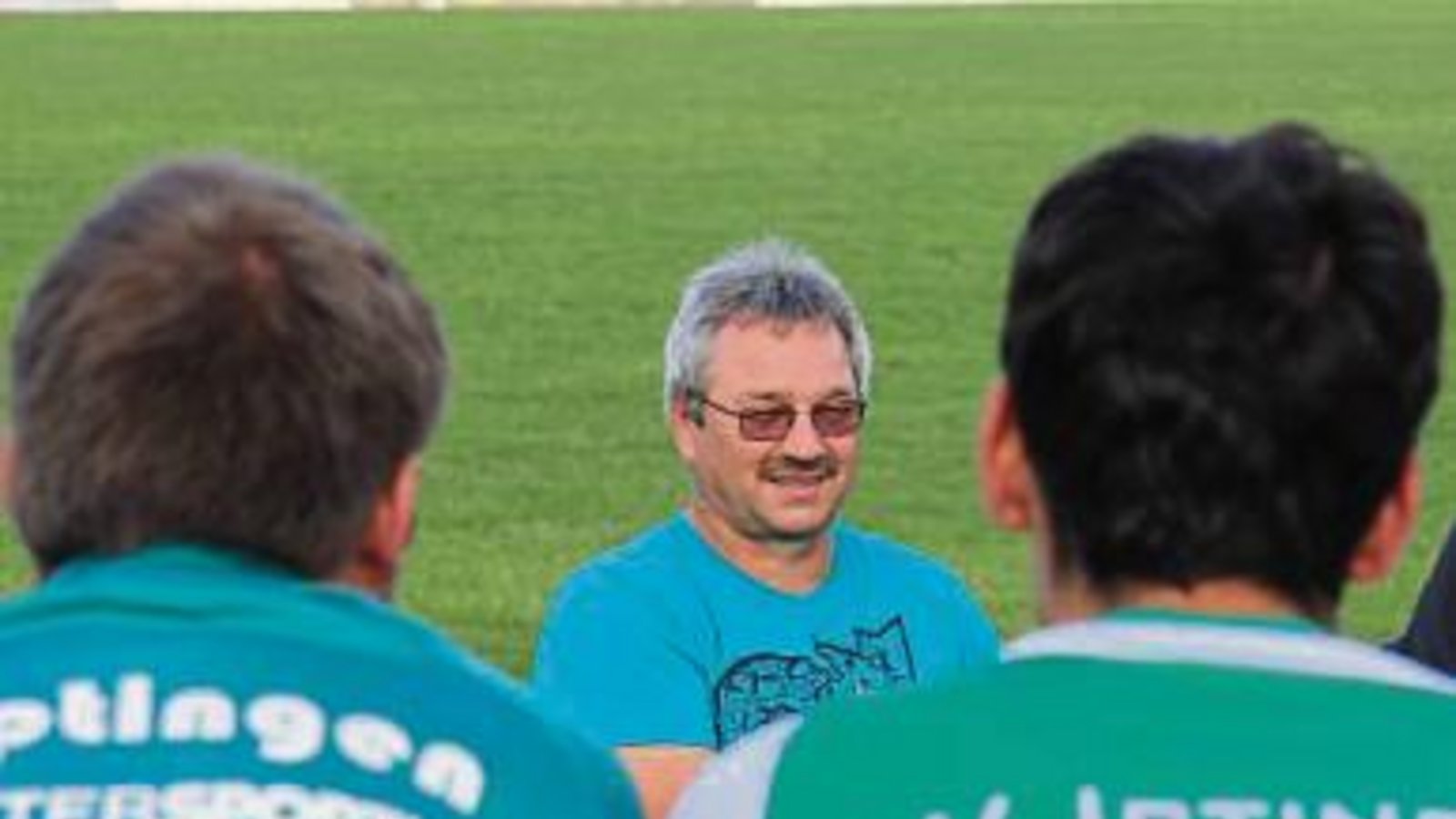 Gebannt lauschen die Spieler des SV Iptingen bei der Besprechung vor der ersten Trainingseinheit den Ausführungen des neuen Trainers Martin Weeber (Mitte). Foto: Nachreiner Gebannt lauschen die Spieler des SV Iptingen bei der Besprechung vor der ersten Trainingseinheit den Ausführungen des neuen Trainers Martin Weeber (Mitte). Foto: Nachreiner