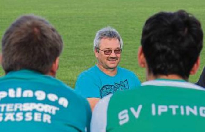 Gebannt lauschen die Spieler des SV Iptingen bei der Besprechung vor der ersten Trainingseinheit den Ausführungen des neuen Trainers Martin Weeber (Mitte). Foto: Nachreiner