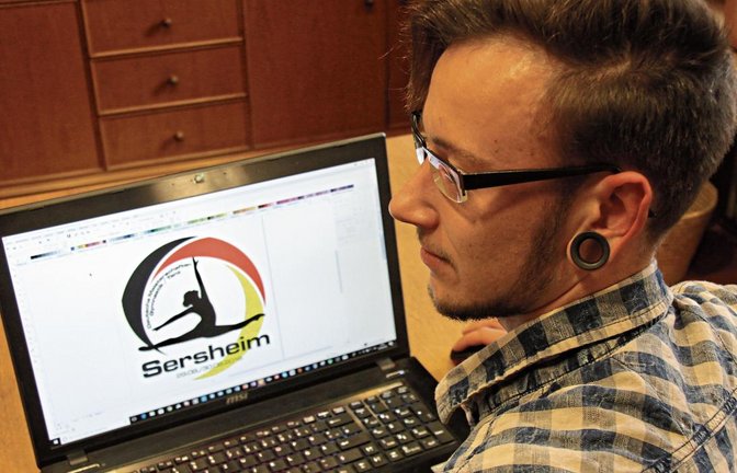 Jonas Klein mit dem fertigen Logo für die Gymnastik- und Tanz-DM an diesem Wochenende in Sersheim Foto: Nachreiner