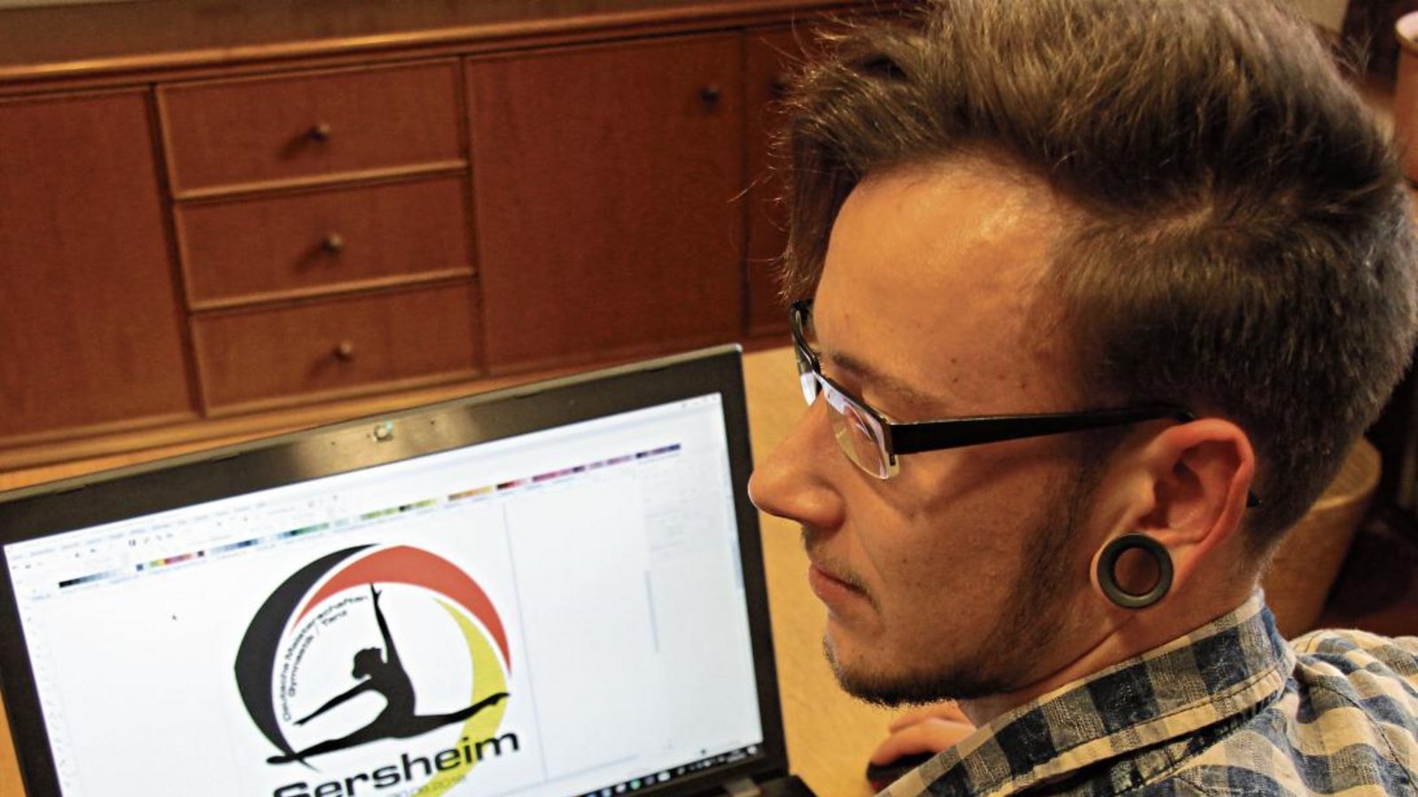 Jonas Klein mit dem fertigen Logo für die Gymnastik- und Tanz-DM an diesem Wochenende in Sersheim Foto: Nachreiner Jonas Klein mit dem fertigen Logo für die Gymnastik- und Tanz-DM an diesem Wochenende in Sersheim Foto: Nachreiner