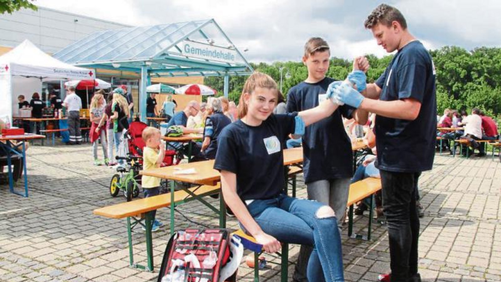 Die Jugendlichen demonstrierten ihr Können: hier das Anlegen von Verbänden. Foto: Banholzer Die Jugendlichen demonstrierten ihr Können: hier das Anlegen von Verbänden. Foto: Banholzer