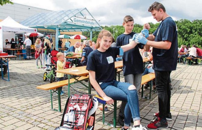 Die Jugendlichen demonstrierten ihr Können: hier das Anlegen von Verbänden. Foto: Banholzer