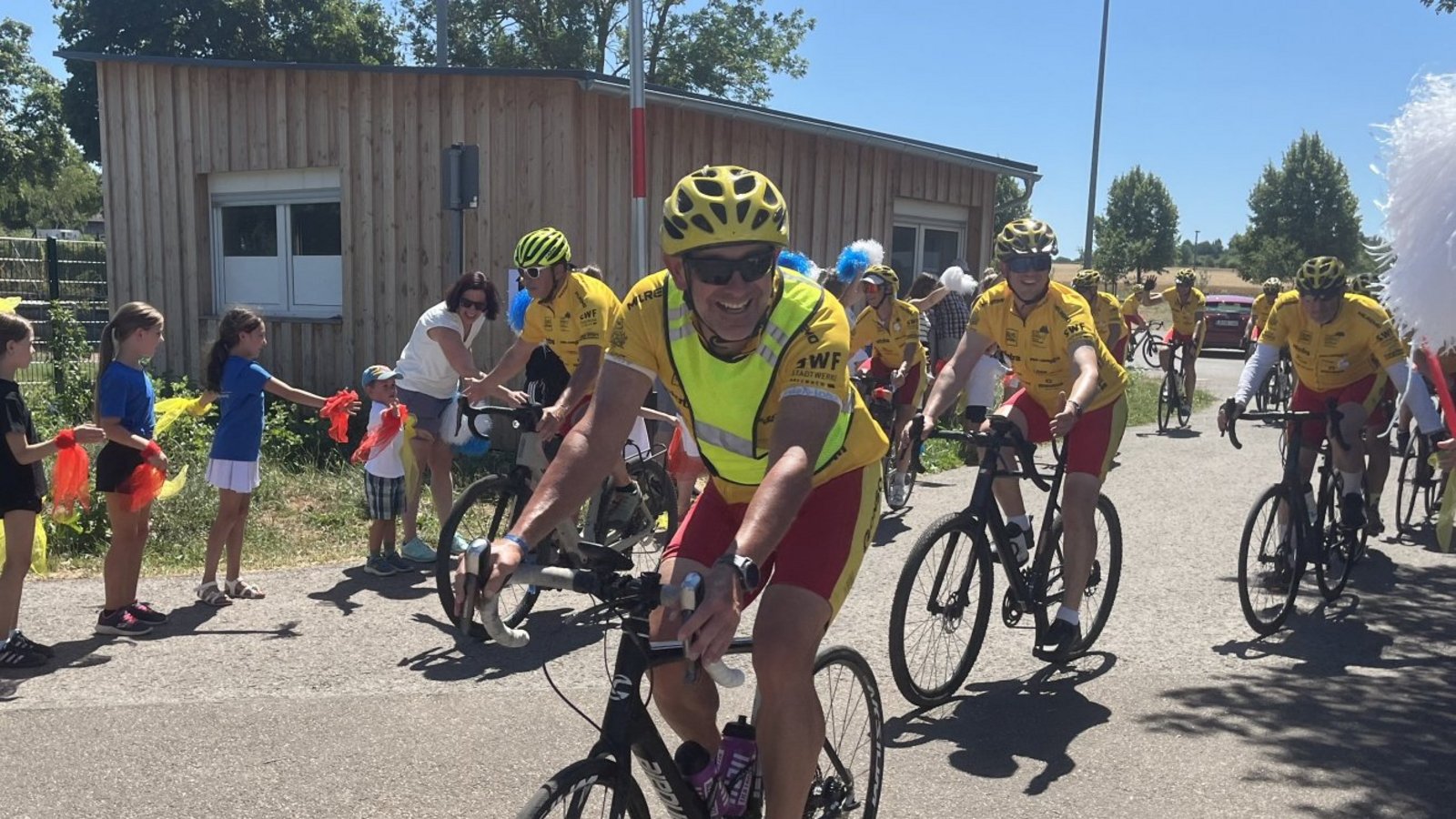 Unter dem Beifall der Turnkinder wird die Tour Ginkgo am Freitag am Festplatz in Sersheim willkommen geheißen.  Foto: Glemser