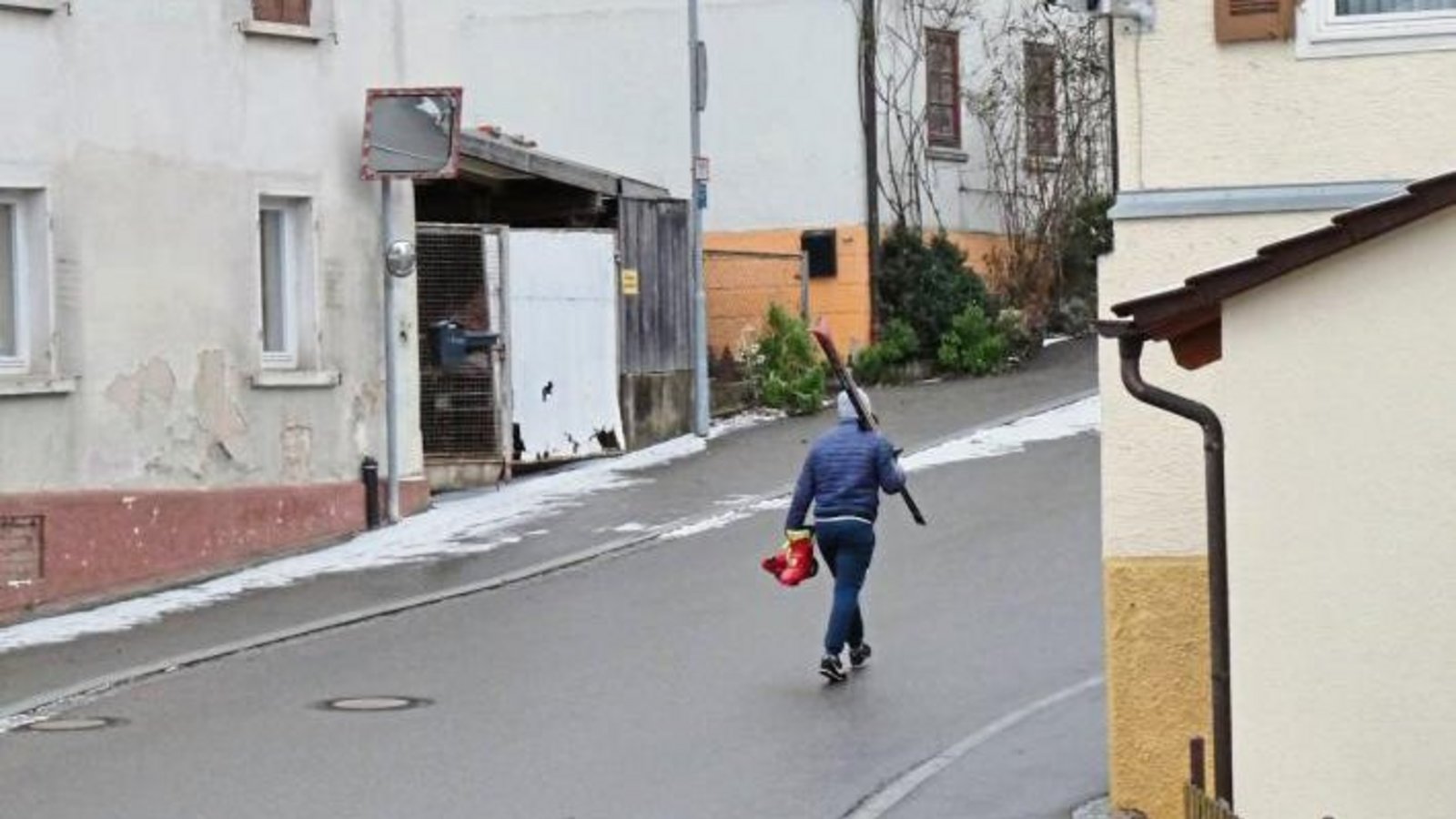 „Wissen wir etwa nicht, dass es in den Höhenlagen von Enzweihingen einen Skilift gibt?“, fragt unsere Leserin Manuela Rapp und schickt uns diesen Schnappschuss. Beobachtet in der Hochdorfer Straße. „Wissen wir etwa nicht, dass es in den Höhenlagen von Enzweihingen einen Skilift gibt?“, fragt unsere Leserin Manuela Rapp und schickt uns diesen Schnappschuss. Beobachtet in der Hochdorfer Straße.