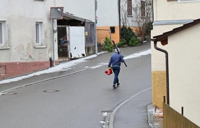 „Wissen wir etwa nicht, dass es in den Höhenlagen von Enzweihingen einen Skilift gibt?“, fragt unsere Leserin Manuela Rapp und schickt uns diesen Schnappschuss. Beobachtet in der Hochdorfer Straße.
