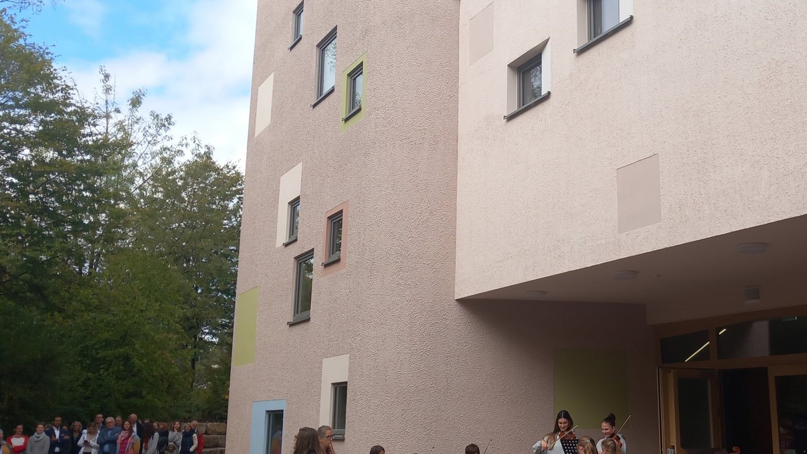 „Möge ein guter Geist es bewohnen“: Die Kinder feiern den Neubau.  Foto: Glemser