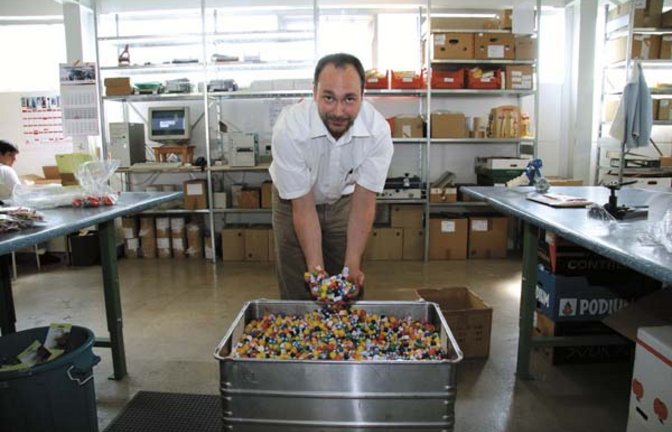 Tobias Böhmer ist beim Spielzeughersteller Heimess in Aurich Produktionsleiter und damit Herr der Perlen, Figuren und Formen.