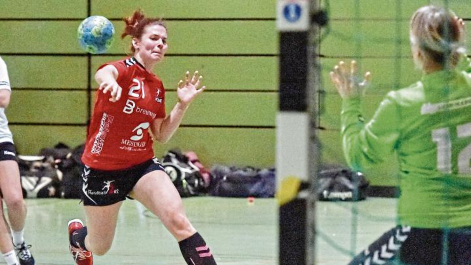 Daniela Mozer (links) hat sich dazu entschieden, die jungen Spielerinnen in der neu gemeldeten zweiten Mannschaft des HCME etwas zu führen. Foto: Leitner Daniela Mozer (links) hat sich dazu entschieden, die jungen Spielerinnen in der neu gemeldeten zweiten Mannschaft des HCME etwas zu führen. Foto: Leitner