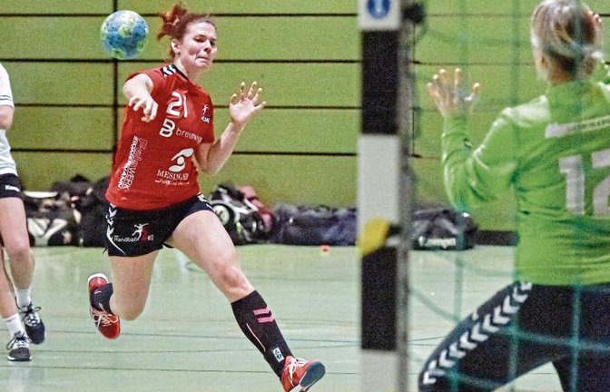 Daniela Mozer (links) hat sich dazu entschieden, die jungen Spielerinnen in der neu gemeldeten zweiten Mannschaft des HCME etwas zu führen. Foto: Leitner