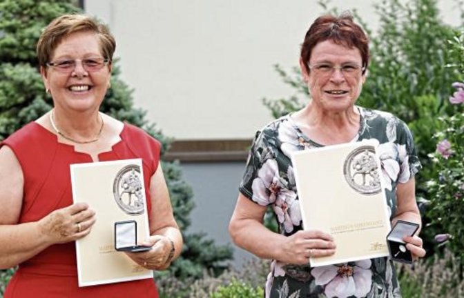 Für ihr Engagement wurden Annerose Zorn (links) und Katharina Ludwig ausgezeichnet. Foto: p
