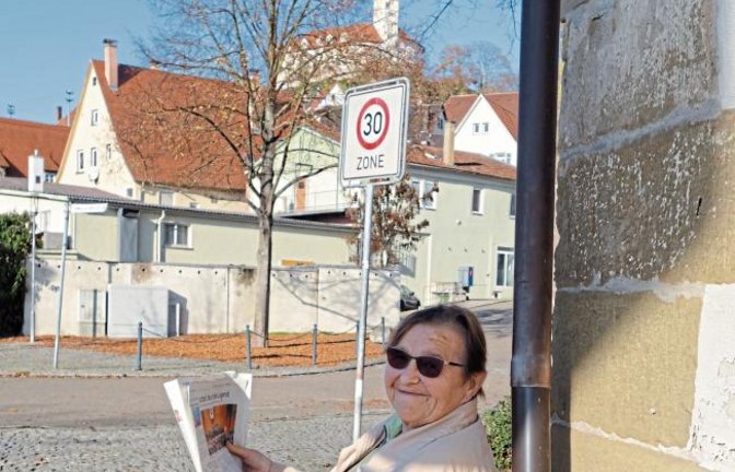 Diese Vaihingerin genießt unterm Kaltenstein nochmal die Sonne.  Foto: Rücker