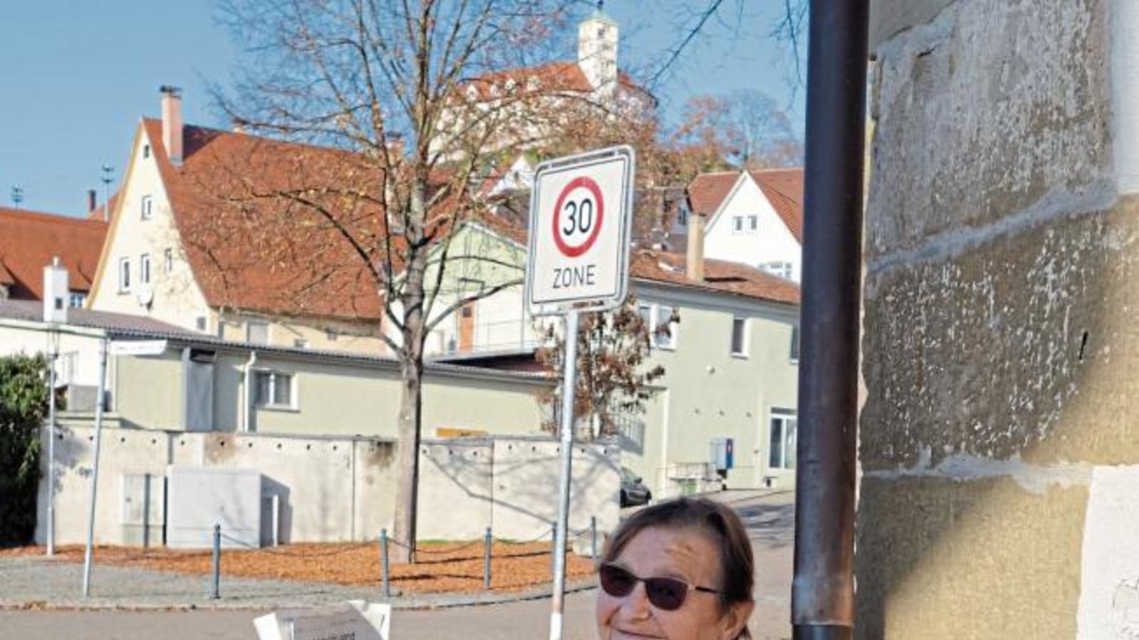 Diese Vaihingerin genießt unterm Kaltenstein nochmal die Sonne.  Foto: Rücker