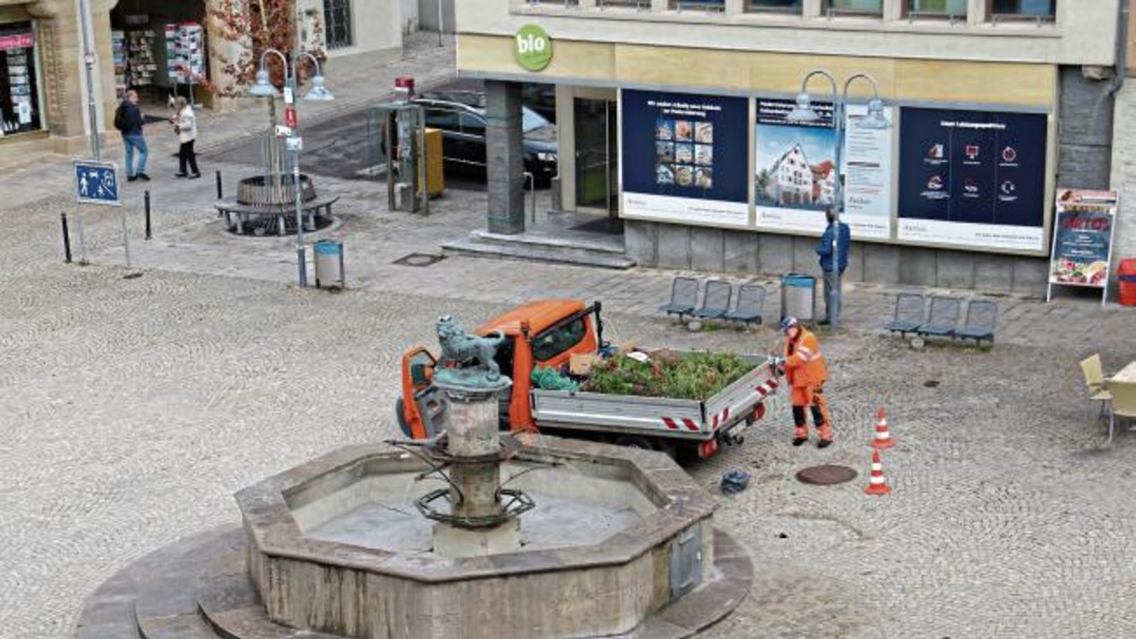 Der Winter kann kommen, der Löwenbrunnen auf dem Vaihinger Marktplatz ist bereit. sr