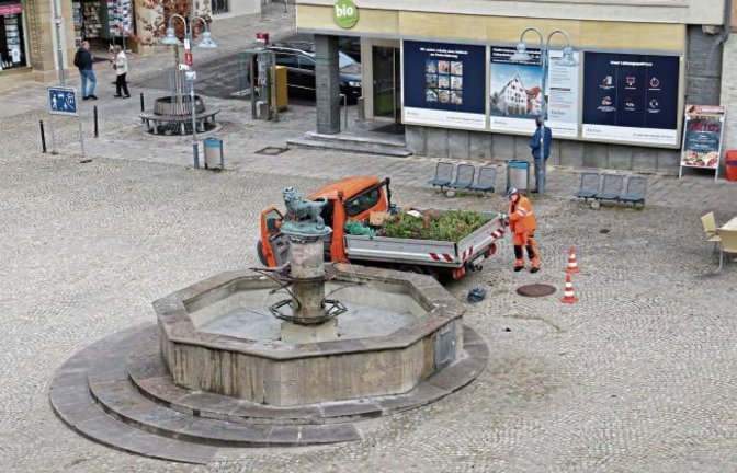 Der Winter kann kommen, der Löwenbrunnen auf dem Vaihinger Marktplatz ist bereit. sr