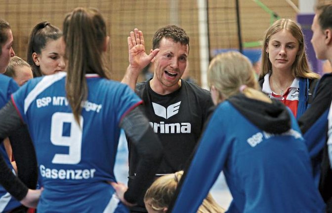 Sebastian Schmitz im Kreis der Stuttgarter Volleyball-Talente  Foto: Baumann